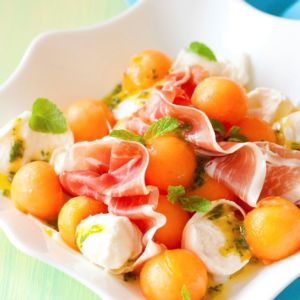 Salade de concombre, melon, mozzarella avec son jambon cru